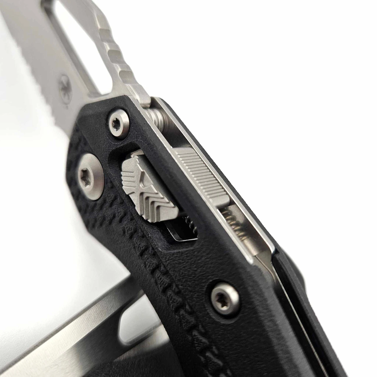 Microtech MSI S/E Tri-Grip Injection Molded Black Partial Serrated Stonewash 210T-11IMBK 2 Microtech MSI S/E Tri-Grip Injection Molded Black Partial Serrated Stonewash 210T-11IMBK - Image 2