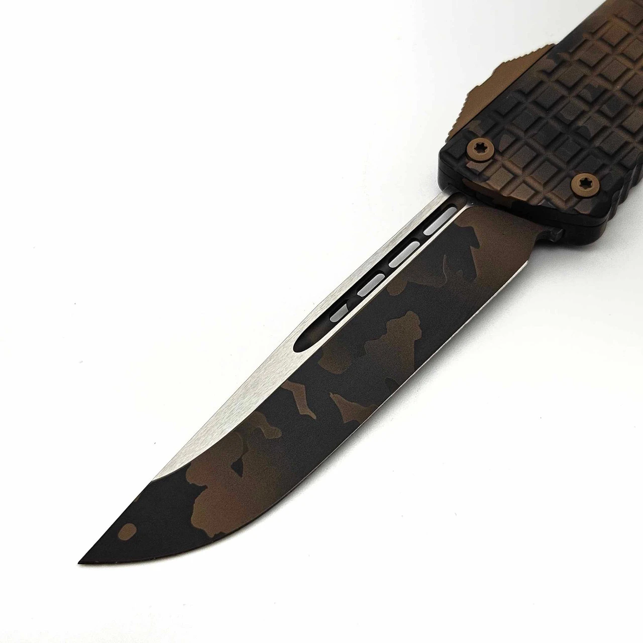 Microtech Combat Troodon 143-1FRCCGS Single Edge Coyote Camo Cerakote Handle/Blade S/N 10 - Preowned 7 Microtech Combat Troodon 143-1FRCCGS Single Edge Coyote Camo Cerakote Handle/Blade S/N 10 - Preowned - Image 7